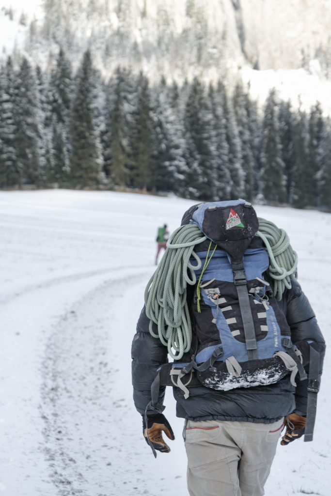 Gerade für den Zustieg braucht es im Winter doch oft einiges an Motivation, Foto: Simon Schöpf I Climbers Paradise