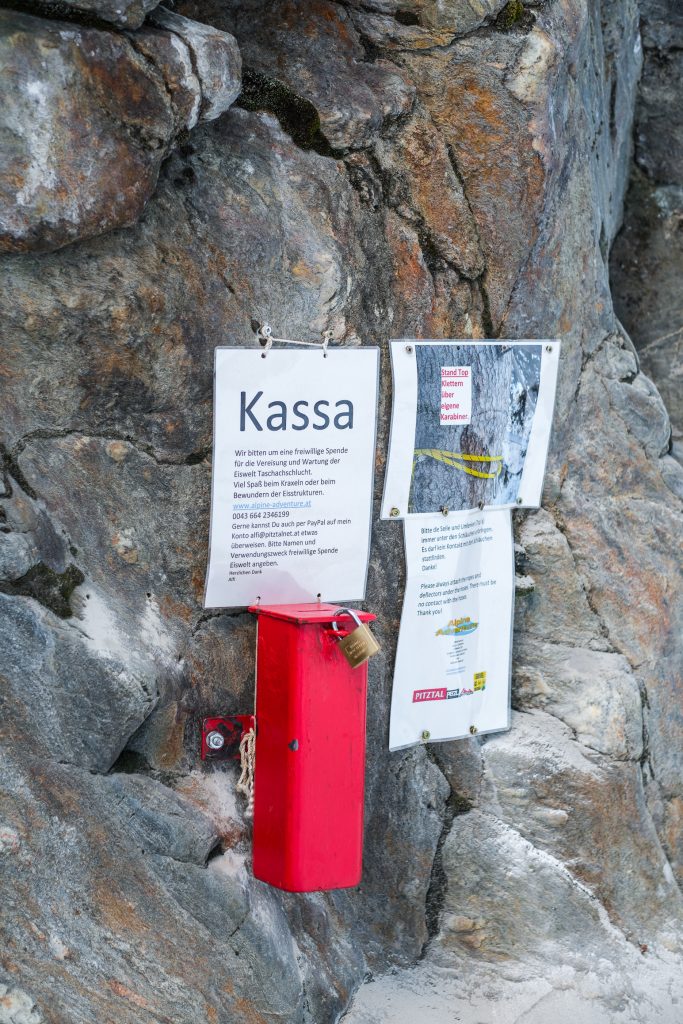 Eisklettern in der Eiswelt Taschachschlucht, Pitztal. Foto: Simon Schöpf