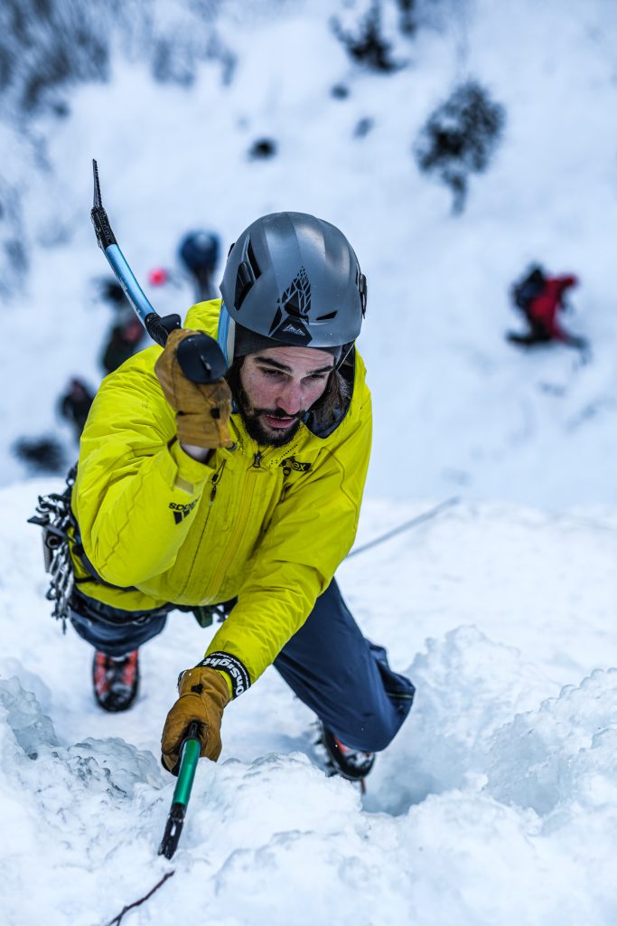 Eisklettern in der Eiswelt Taschachschlucht, Pitztal. Foto: Simon Schöpf