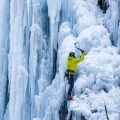 Eisklettern in der Eiswelt Taschachschlucht, Pitztal. Foto: Simon Schöpf