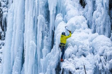 Eisklettern in der Eiswelt Taschachschlucht, Pitztal. Foto: Simon Schöpf