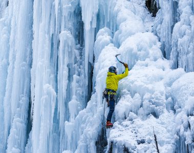 Eisklettern in der Eiswelt Taschachschlucht, Pitztal. Foto: Simon Schöpf