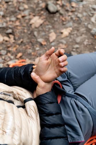 Erste Hilfe im Klettergarten: Armverband mit Schiene