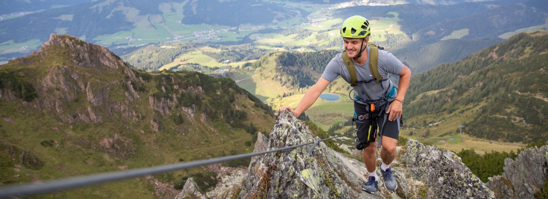 Ein Mann klettert auf einem Felsen.