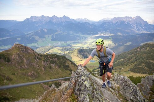 Ein Mann klettert auf einem Felsen.