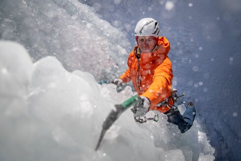 Ein Mann beim Eisklettern.