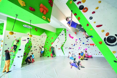 Der Boulderbereich bietet Möglichkeiten in allen Schwierigkeitsgraden