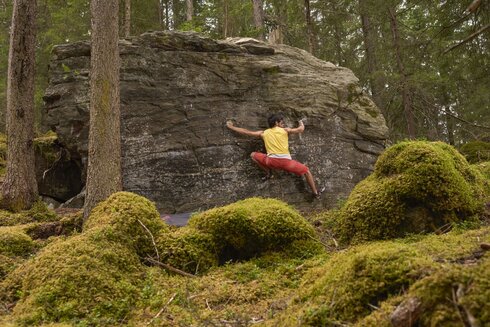 Ein Mann klettert auf einem kleinen Felsen.