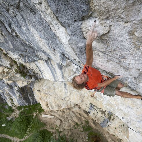 Ein Mann klettert auf einer Felswand.