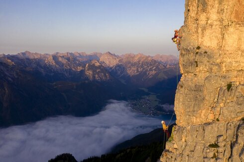 Sportkletterer am Achensee mit Ausblick ins Tal