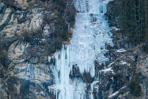 Ein vereister Wasserfall bietet ideale Möglichkeiten im Kaunertal um Eiszukettern