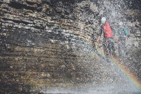 Klettersteiggeher bekommen beim Klettersteigen eine Abkühlung