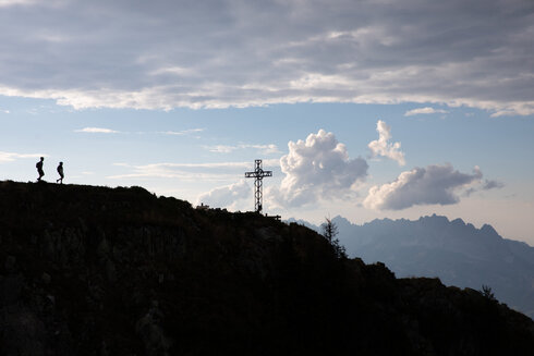 Blick auf ein Gipfelkreuz.