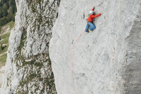 Ein Mann klettert auf einer Felswand.