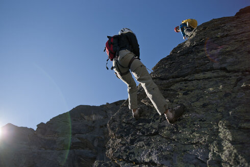 Abseilaktion beim Sportklettern am Felsen.