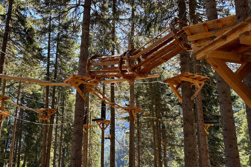 Das Bild zeigt einen Hinderniss, eine Art Tunnel aus Holz, welches im Hochseilgarten überwunden werden muss. 