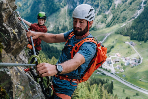 Zwei Personen klettern den Kaunertal Klettersteig.