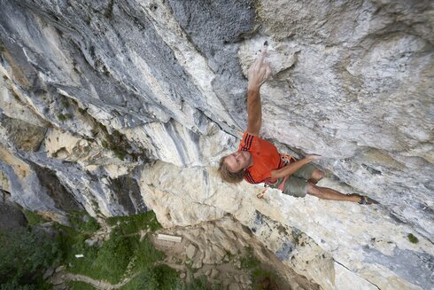 Ein Mann klettert auf einer Felswand.