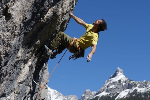 Ein Mann klettert auf einer Felswand.