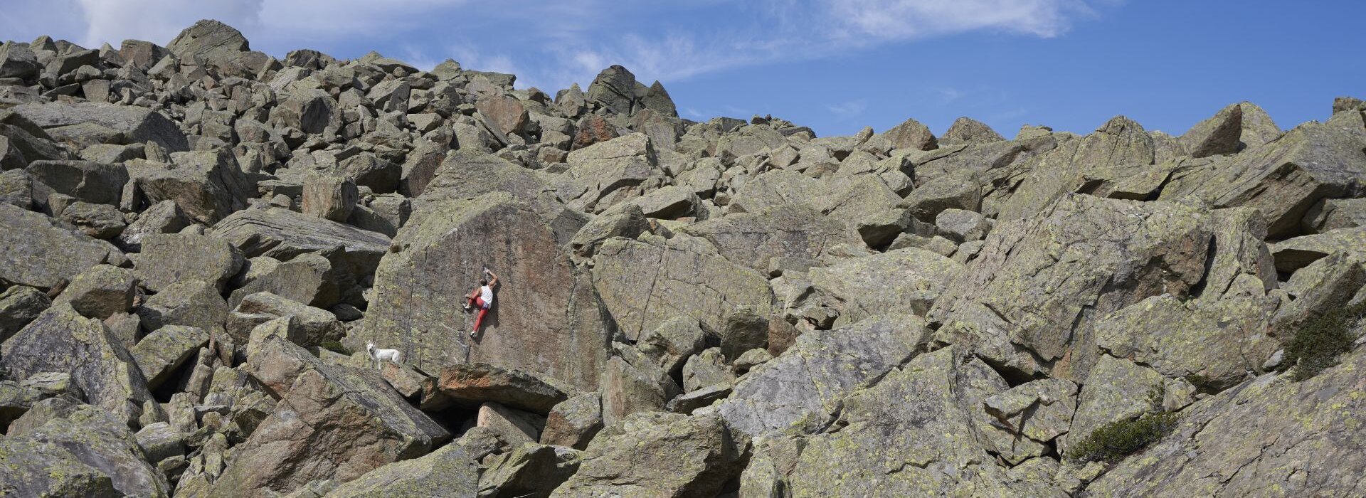 Eine Person klettert auf einem Felsen.