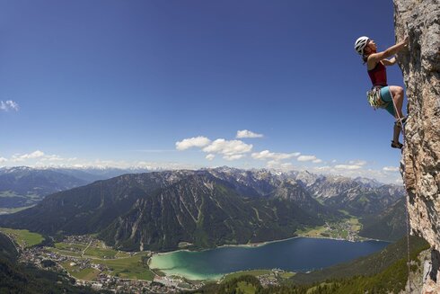 Eine Klettererin beim Mehrseillängenklettern am Achensee