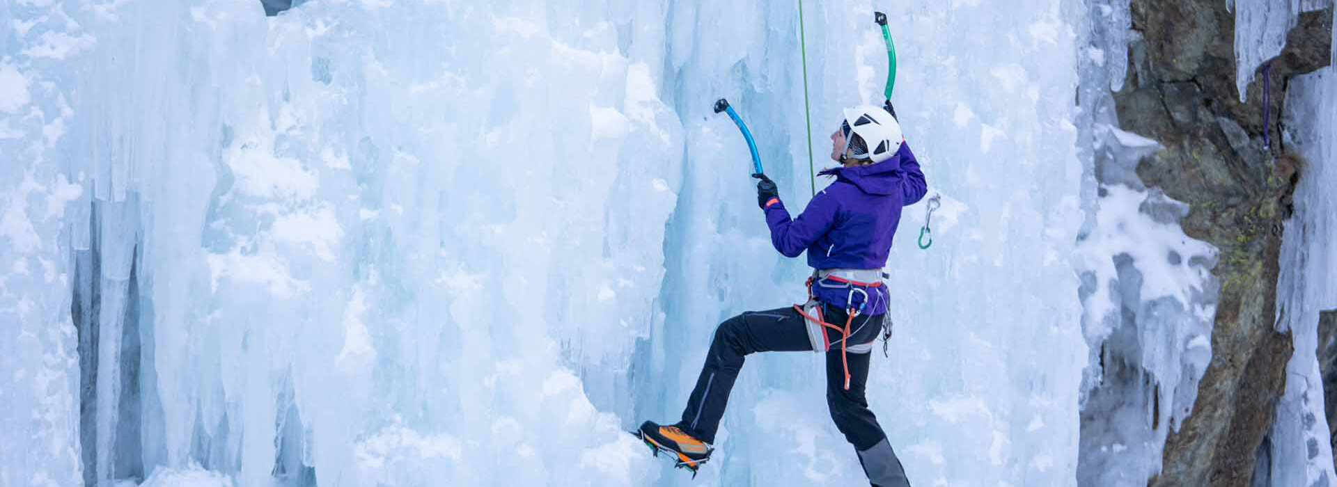 Person klettert an einer Eiswand.