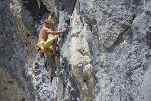 Ein Kletterter in einer Kletterpassage in der Region Zugspitzarena Tirol