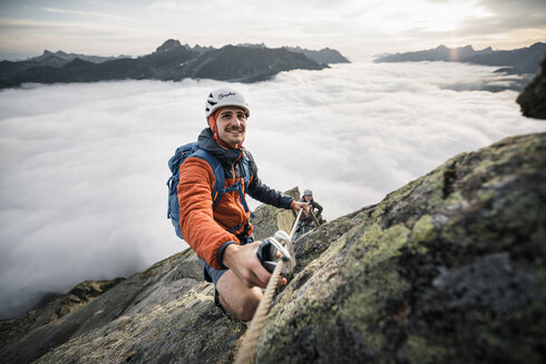 Klettersteigen macht sichtlich Spaß. Dennoch ist der richtige Umgang mit dem Klettersteigset wichtig.