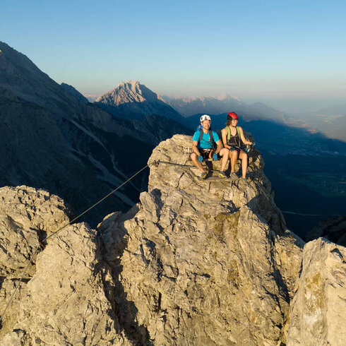 Ein Mann und eine Frau sitzen auf einem Felsen.