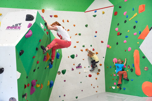 Drei Personen bouldern gleichzeitig in der Boulderhalle