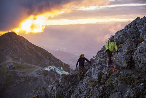 Zwei Personen entfernen sich von der Nordketten Bergstation und begehen den Innsbrucker KLettersteig