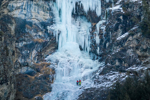 Zwei Eiskletterer bereiten sich auf eine lange Eisklettertour im Kaunertal vor. 