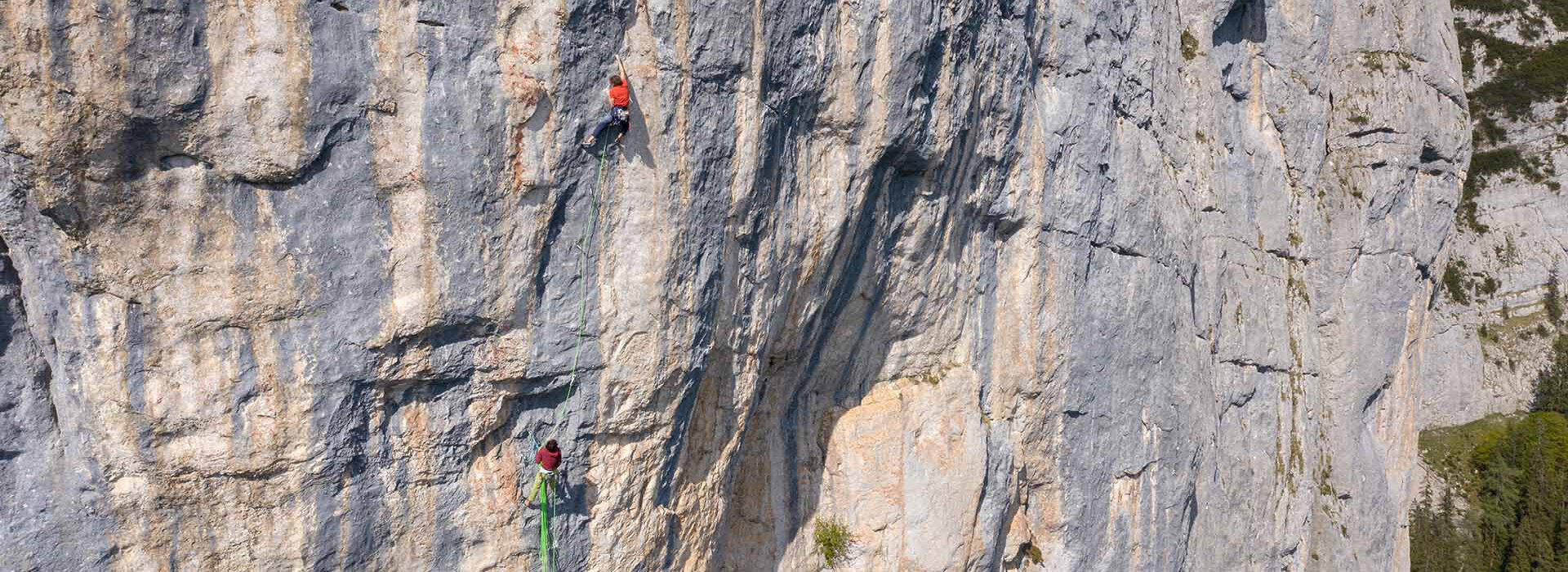 Zwei Personen klettern eine Mehrseillängenroute.