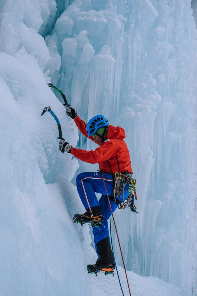 Christian Picco Piccolruaz beim Eisklettern im Pinnistal, Tirol. Foto: Simon Schöpf