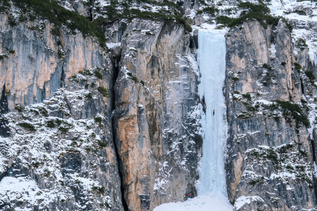 Eisklettern im Pinnistal, Tirol. Foto: Simon Schöpf