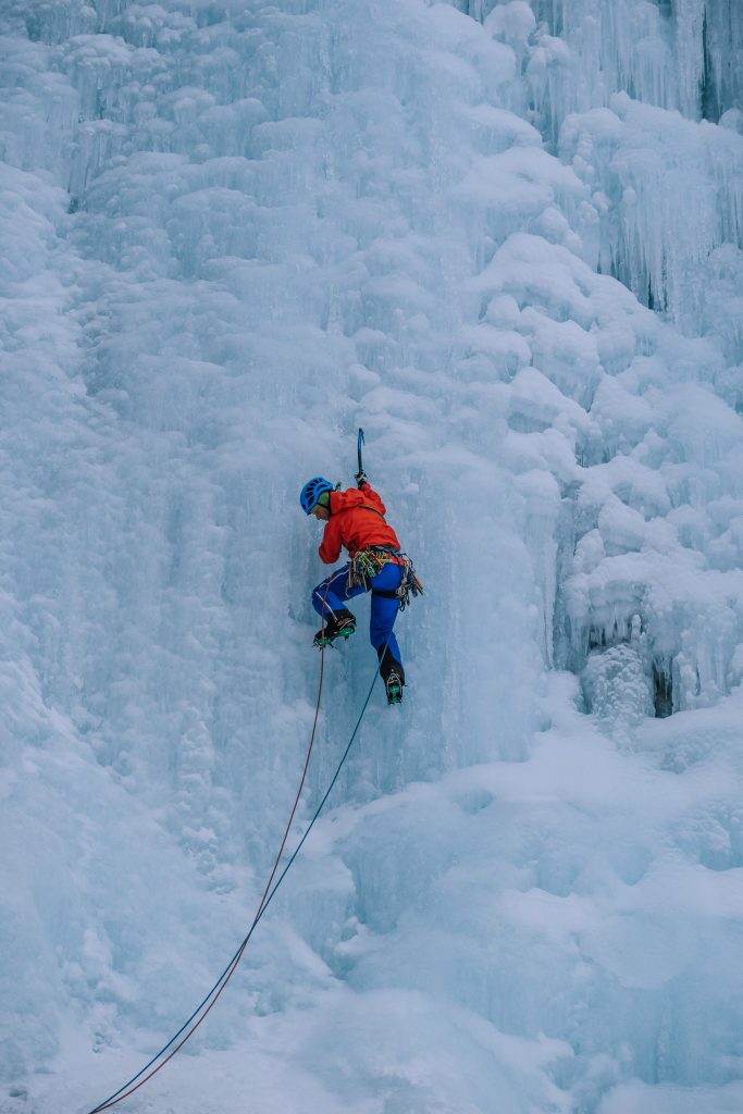 Christian Picco Piccolruaz beim Eisklettern im Pinnistal, Tirol. Foto: Simon Schöpf