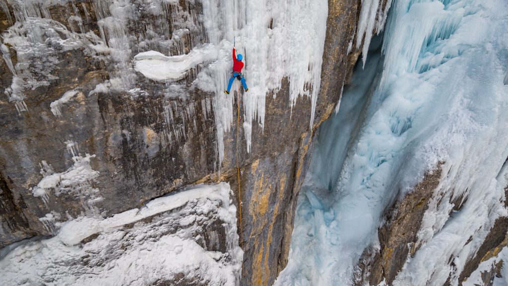 Picco beim Eisklettern im Pinnistal. Zum Eisfall kam er mit dem E-Bike. Foto: Christoph Malin