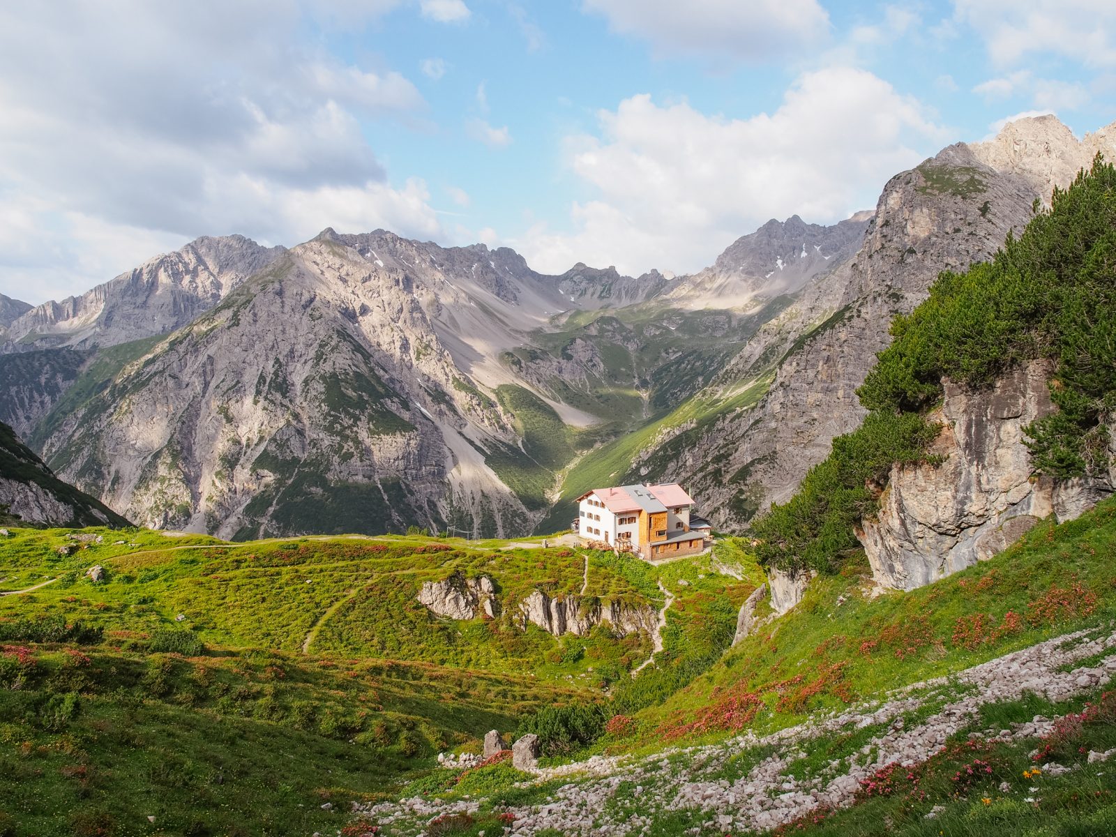 Die Steinseehütte in der Ferienregion Tirol West. Foto: Simon Schöpf | Climbers Paradise