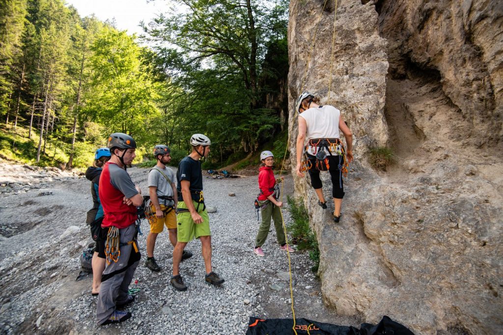 Ran an den Fels in einem der vielen Klettergärten in Tirol, Foto: SAAC | Climbers Paradise