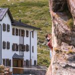 Das Bild zeigt eine Klettererin am Hüttenblock direkt vor der Heidelberger Hütte.