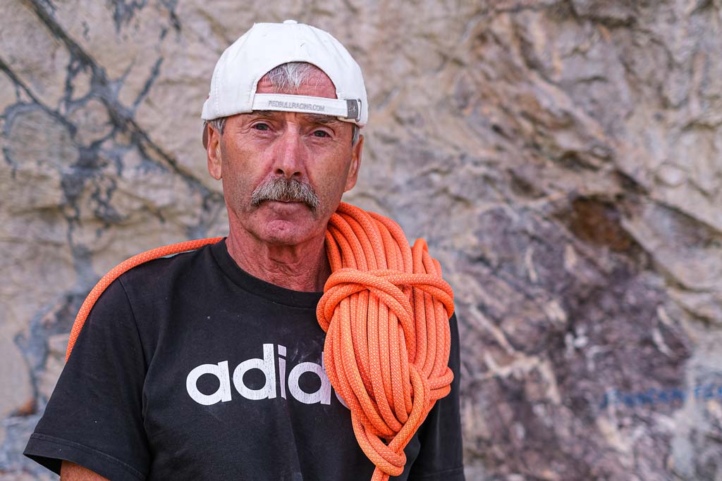 Das Bild zeigt ein Portrait von HAnsjörg Randl beim Hüttenblock auf der Heidelberger Hütte.