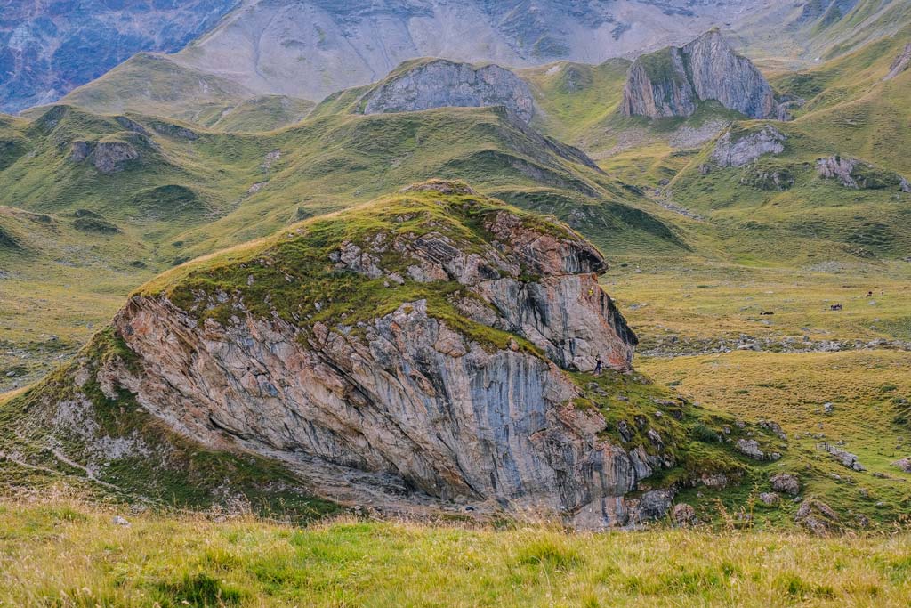 Das Bild zeigt den grauen Hüttenblock bei der HEidelberger Hütte mit einer Kletterseilschaft auf einem Block.