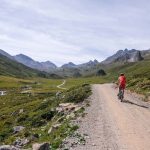 Das Bild zeigt einen EBiker bei der Anfahrt zur Heidelberger Hütte.