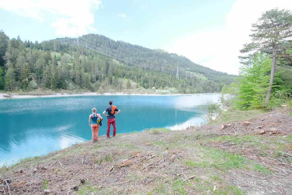 Das Bild zeigt eine Seilschaft beim Klettern und Schwimmen in Tirol, diesmal stehen sie vor dem azurblauen Lech.