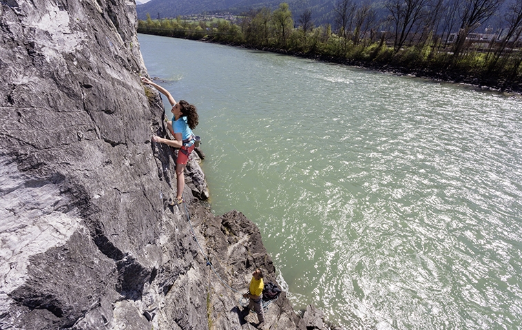 Klettern über dem Wasser im Klettergarten Stams, Foto: Günter Durner | Climbers Paradise