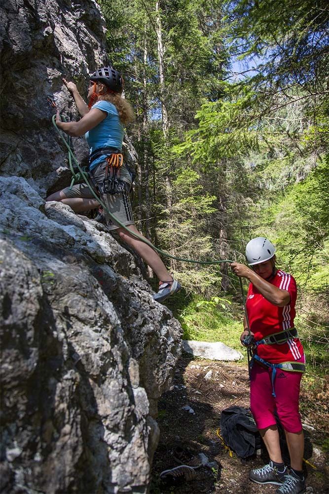 schattiger Klettergarten in Mötz, Foto: Mike Gabl I Climbers Paradise