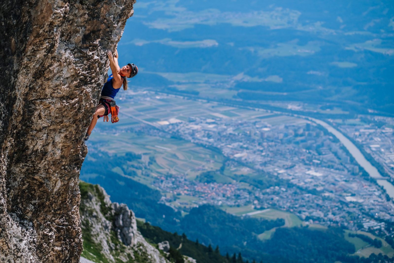 Katha Saurwein in der Kletterarena Seegrube hoch über Innsbruck, Foto: Simon Schöpf