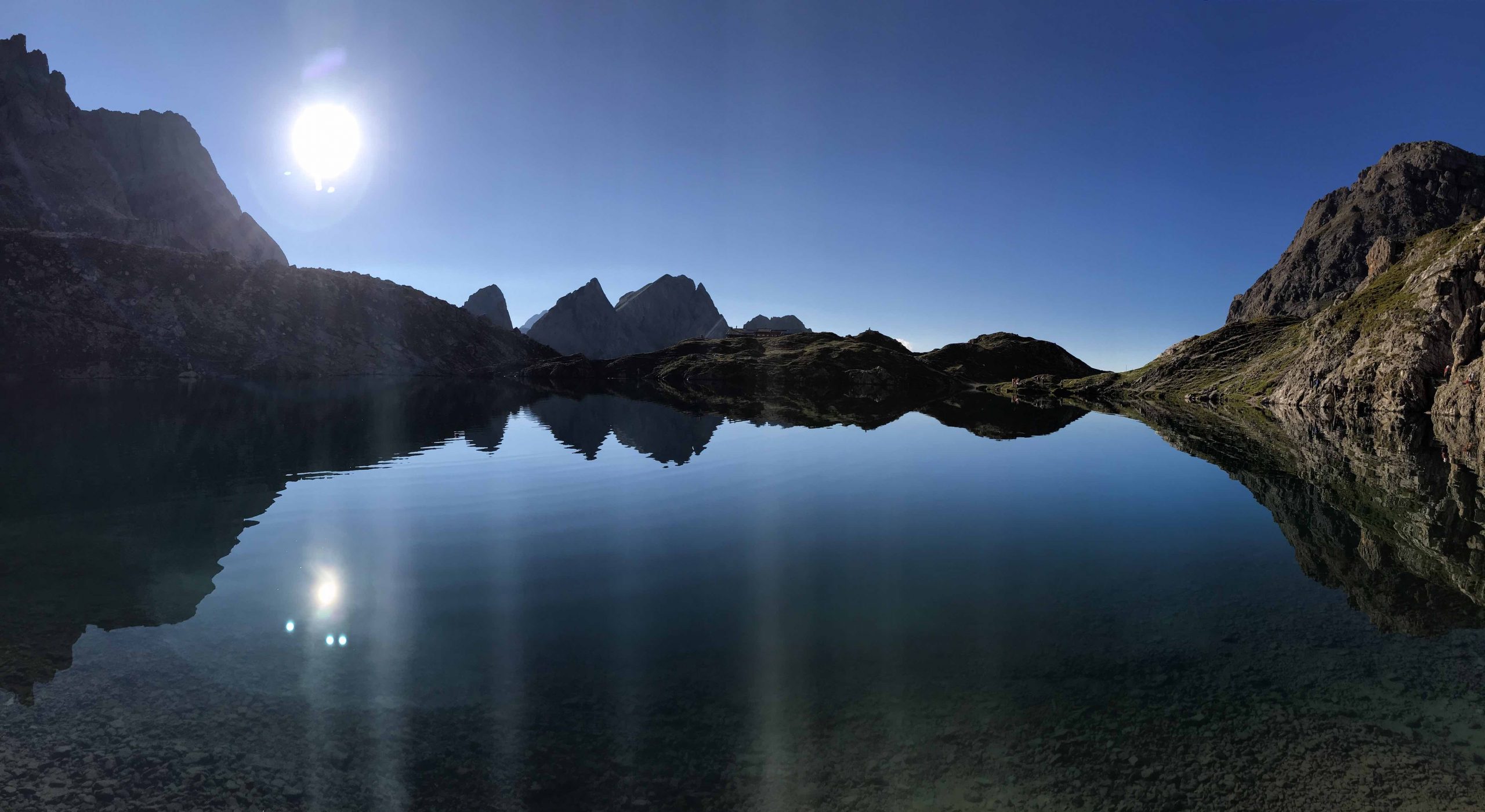 Karlsbader Hütte mit See, Foto: Thomas Wanner I Climbers Paradise