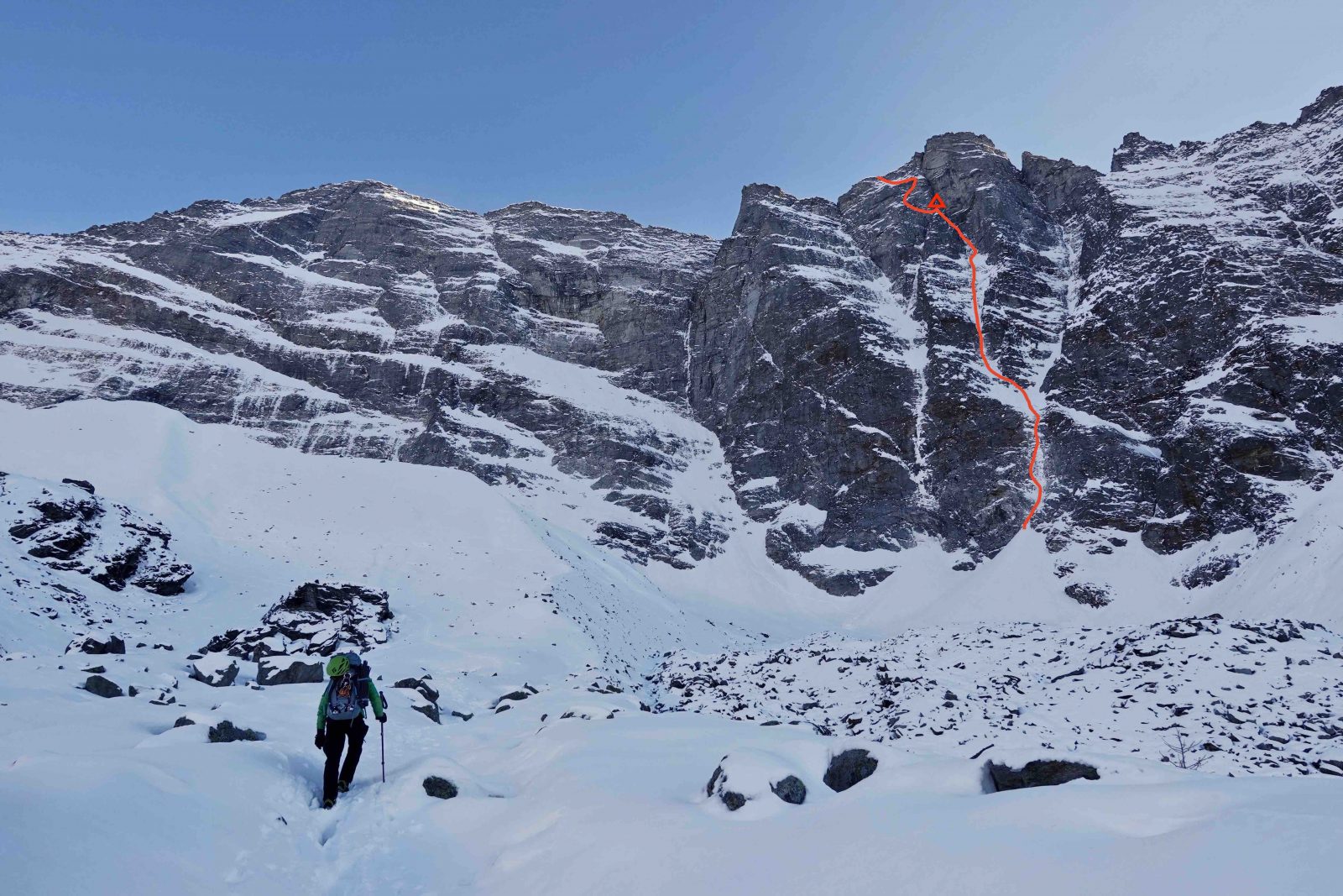 Sagwand-Nordwand Sagwand-Nordwand mit eingezeichneter Route und Biwak, Foto: Ines Papert und Luka Lindič | Climbers Paradise