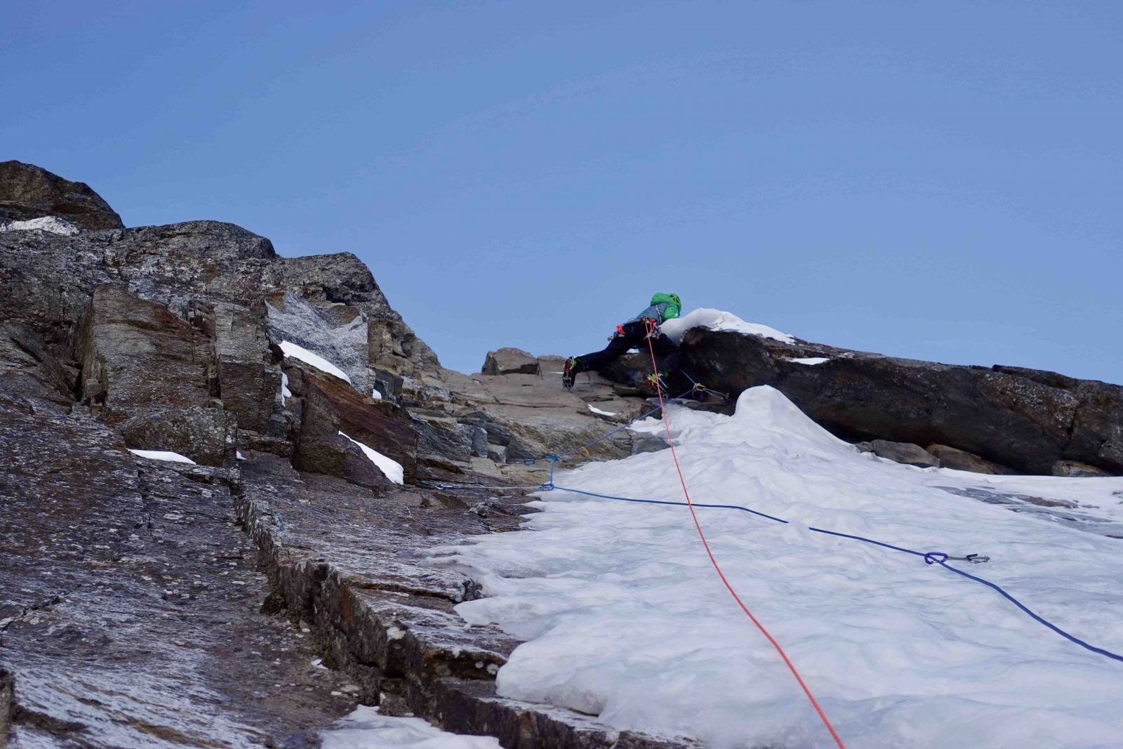 Sagwand-Nordwand, Winterbegehung, genug Risse, um zu sichern, Foto: Ines Papert und Luka Lindič | Climbers Paradise